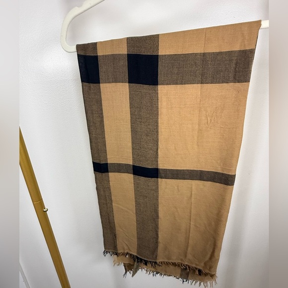 Authentic BURBERRY BEIGE/BLACK CHECK FRAYED EDGE SCARF✨ - Picture 4 of 7